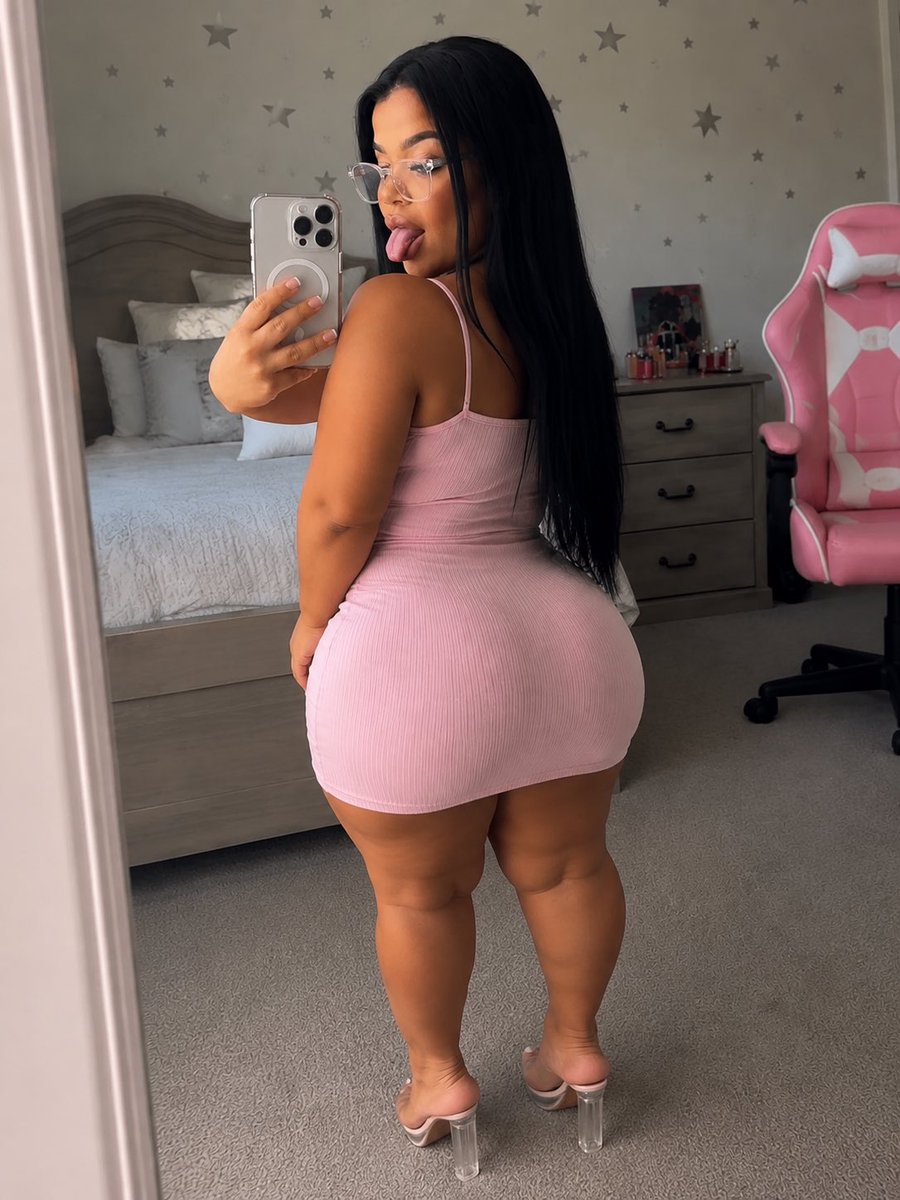 MidgetGemSofia's tweet photo. Would you date me even tho I’m only 4”9 😅 https://t.co/8QgonVXGaM