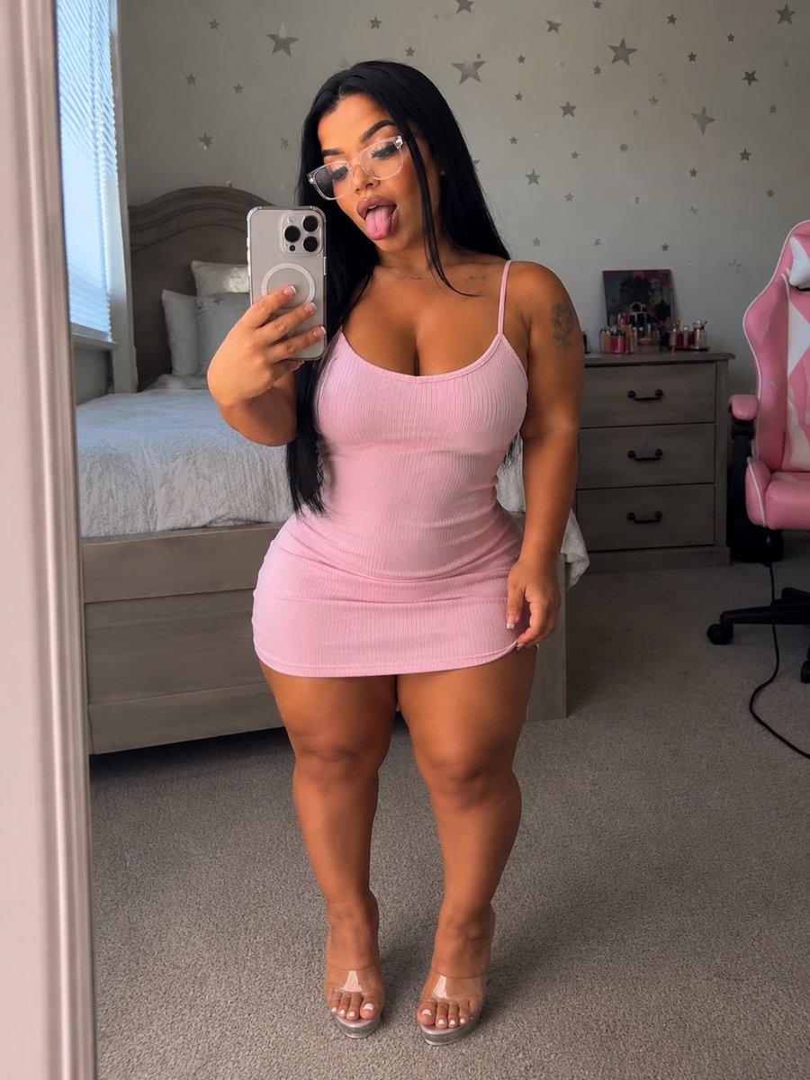 MidgetGemSofia's tweet photo. Would you date me even tho I’m only 4”9 😅 https://t.co/8QgonVXGaM