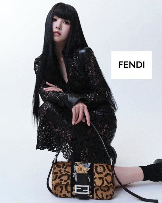 MinaMyouiBase's tweet photo. The visual power of FENDI Ambassador MINA 🖤 ✨

She is celebrating the relaunch of the Baguette® 26424, showing exactly why she commands these luxury campaigns: "A blank canvas for the House's most expressive creativity since 1997."

Her brand power is immense, so let's make sure the engagement reflects that. Like, share, and comment here: 

🔗 https://t.co/tyudAeRxlI

#MINA #MYOUIMINA #TWICE #FENDIxMINA