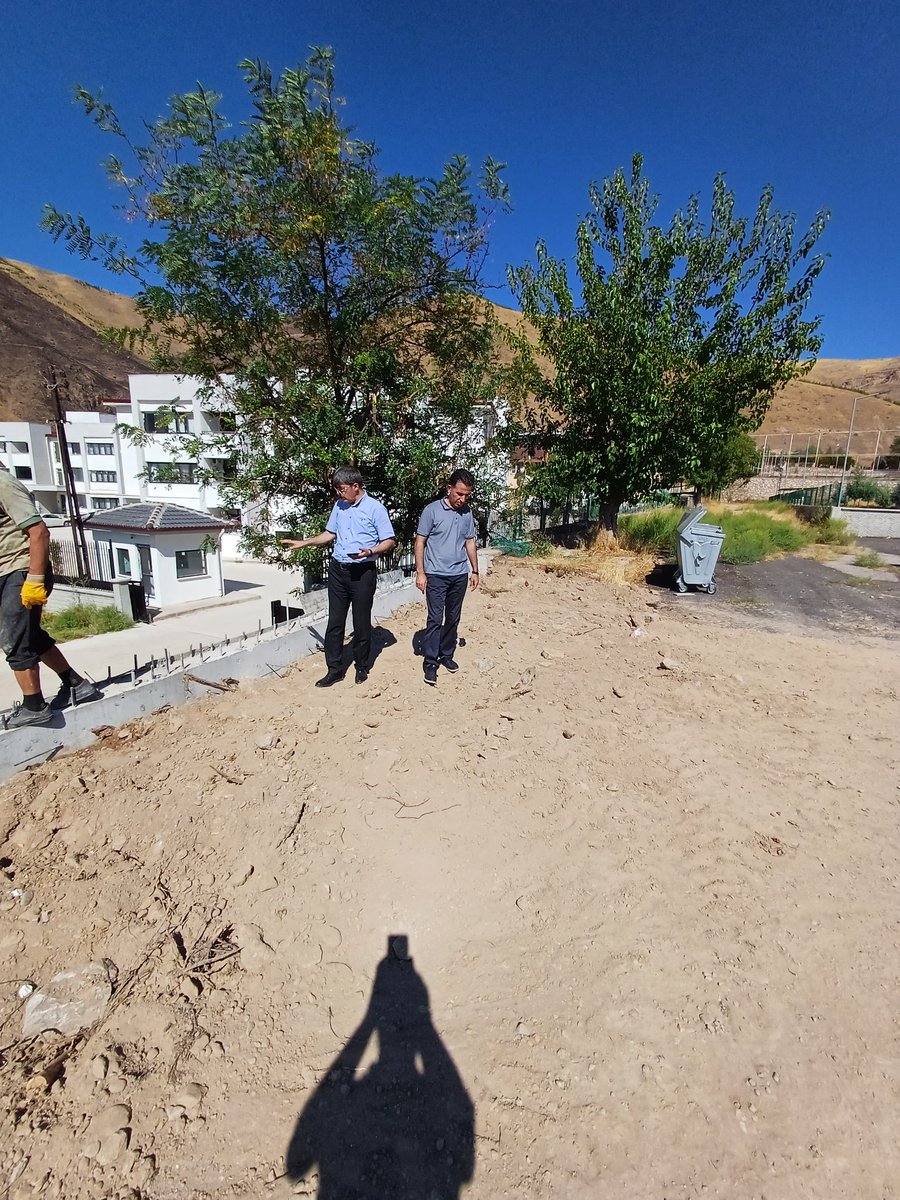 ibrahimcetin23's tweet photo. Musa Coşkun Ortaokulu bahçesinde devam etmekte olan bakım/onarım çalışmalarını  inceledik. #Elazığ @keban_ilce_mem https://t.co/Riq1nVA3TR