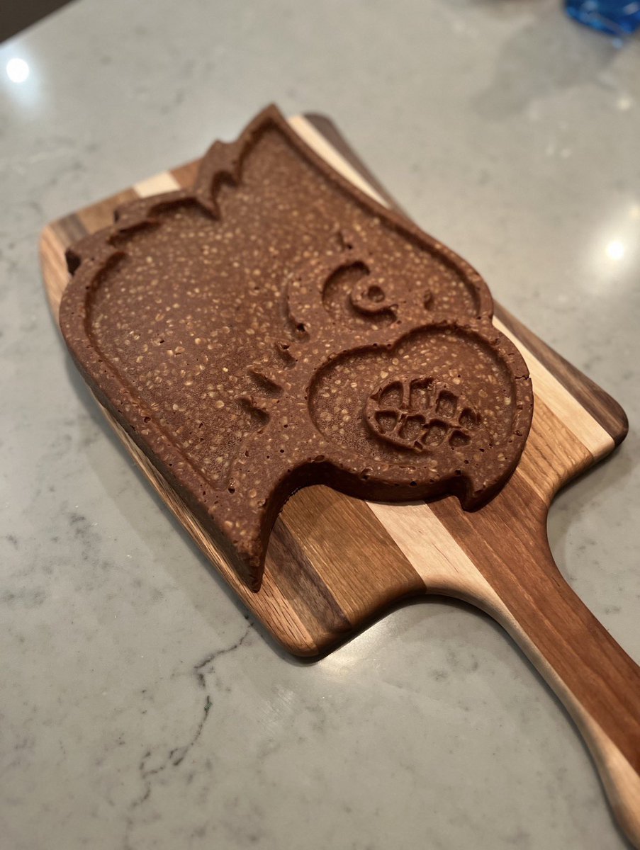 MadMaximus07's tweet photo. Made a giant #Louisville no-bake cookie last night just because. Ready for some football!! @PhillyTeez30 @GoCats1982 #L1C4 #TheVille https://t.co/ctNCOJfz7Q