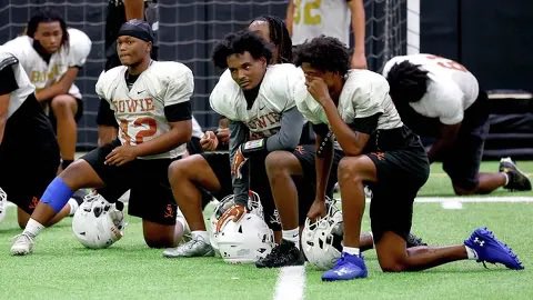 IshmaelRJohnson's tweet photo. Arlington Bowie has quickly built itself back to being a top program in Arlington ISD. Now, after back-to-back district titles, @coachjsam is hoping the team is ready for the next step.

@SportsDayHS @AISD_ATH @bowievolfb 

Story: https://t.co/5EKMP7zVp3 https://t.co/Cb0xQzljUH