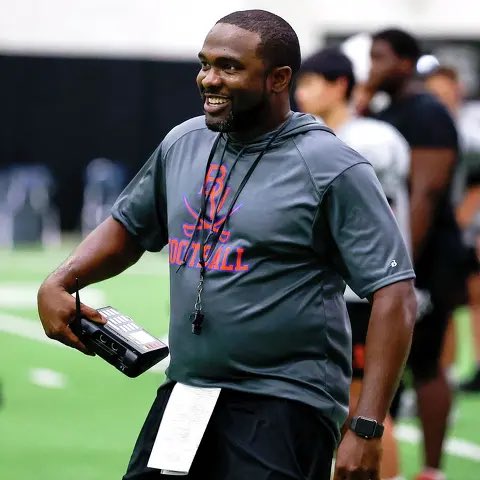 IshmaelRJohnson's tweet photo. Arlington Bowie has quickly built itself back to being a top program in Arlington ISD. Now, after back-to-back district titles, @coachjsam is hoping the team is ready for the next step.

@SportsDayHS @AISD_ATH @bowievolfb 

Story: https://t.co/5EKMP7zVp3 https://t.co/Cb0xQzljUH
