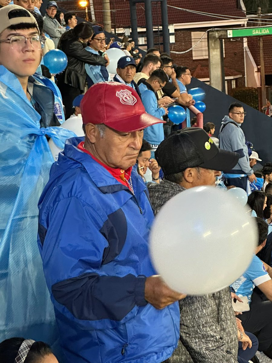FelipeChacon77's tweet photo. Algunos hijos BoBos presumiendo que hay mucha gente “vendiendo entradas en Facebook” JAJAJA son ellos mismos , y se entiende tienen que mezclarse entre nosotros ya que con su Equipo Chico JAMÁS tendrán  una Alegría como la nuestra.. 
son  *đïmîńût��š* https://t.co/S2C7wvLG7F