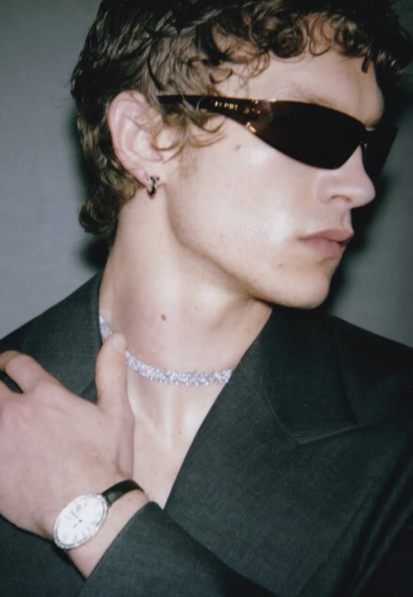 incantavax's tweet photo. esse óculos é a marca registrada do connor pra ysl https://t.co/nOIlYsKTss