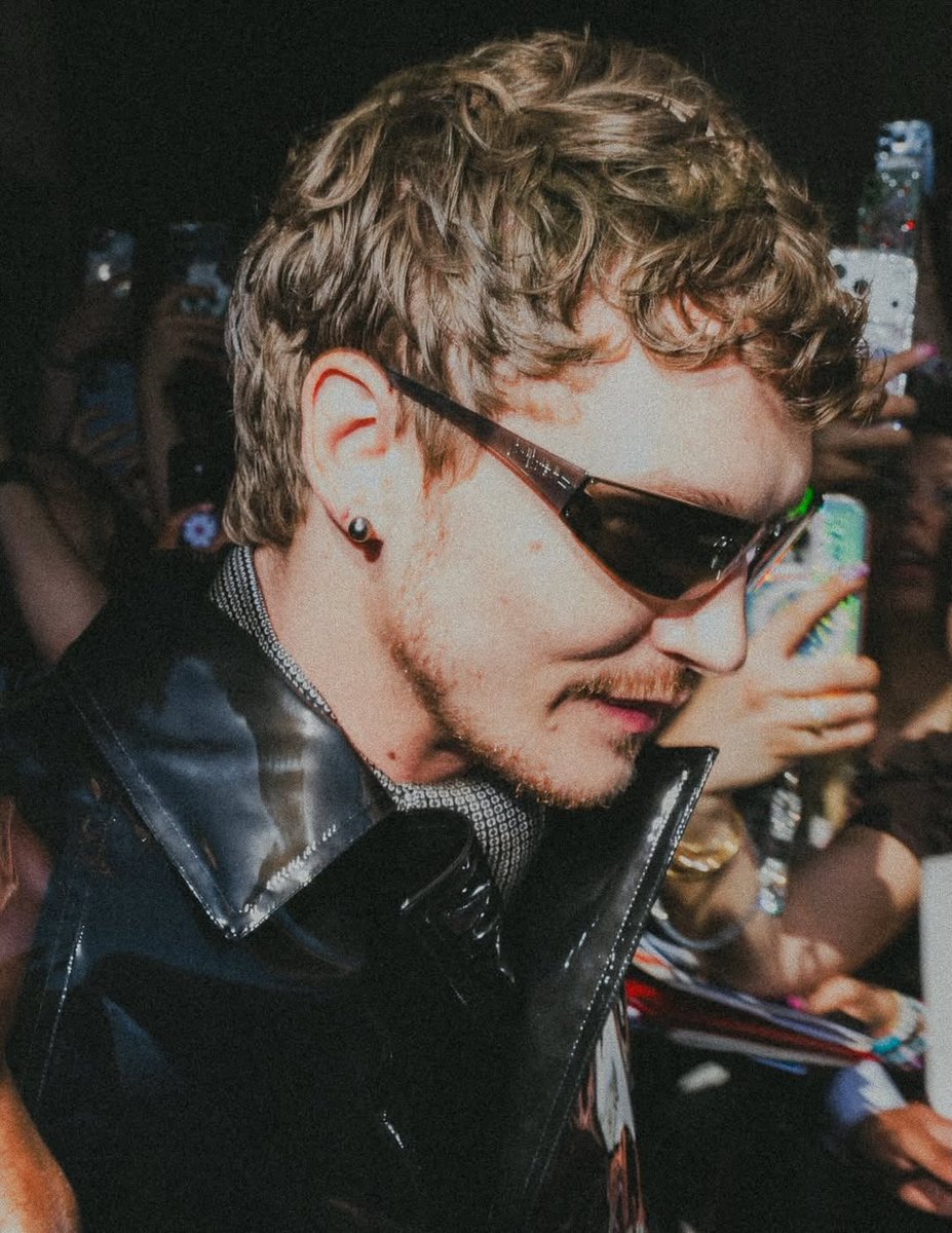 incantavax's tweet photo. esse óculos é a marca registrada do connor pra ysl https://t.co/nOIlYsKTss