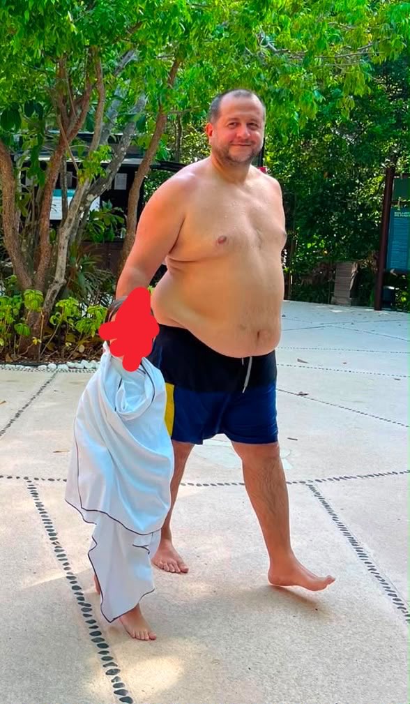 YO_____MERO's tweet photo. Ante esta repulsiva imagen, podría considerarse que la Caroline Adamas ya pertenece al selecto grupo de #PutitasDelBienestar que preside @BeatrizGMuller? 
porque no concibo como puede alguien dormir con semejante adefesio! 🤔 https://t.co/H5bqxNXjTO