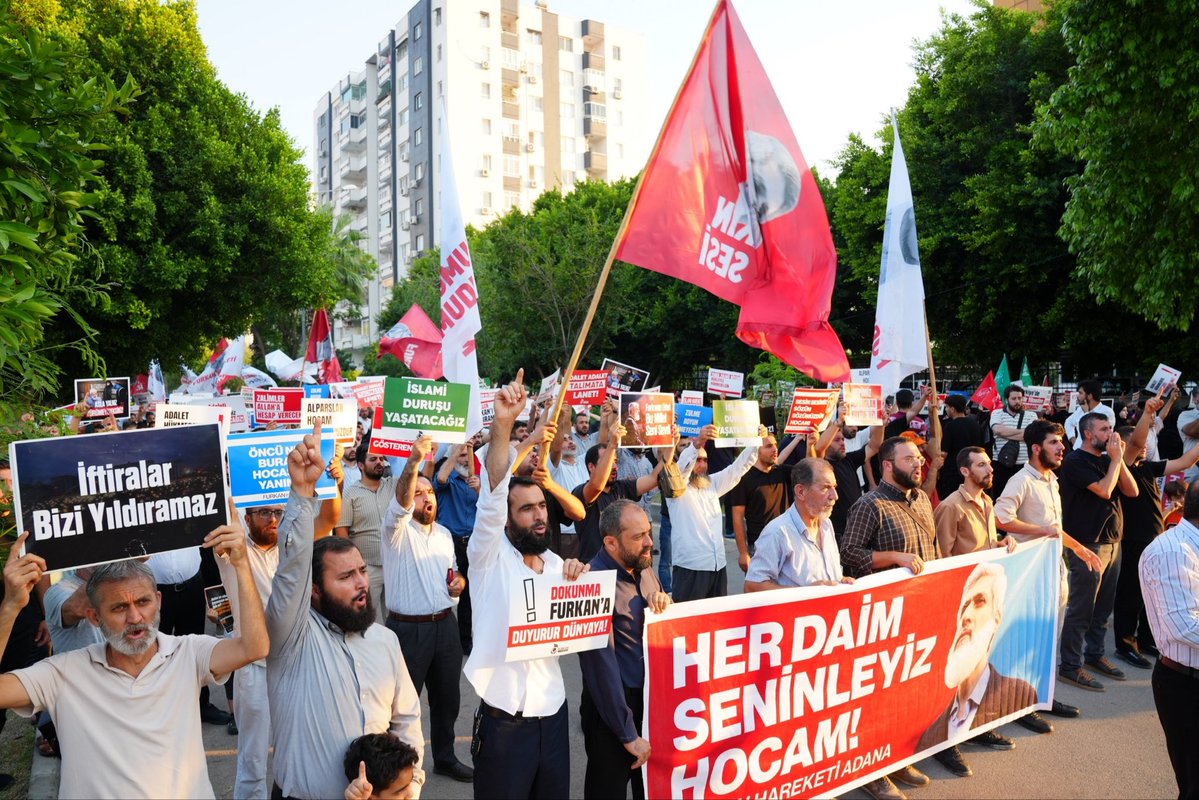 Furkan__susmaz's tweet photo. Zulme Karşı Ayaktayız! 

37 saattir haksız yere gözaltında bulunan Alparslan Kuytul Hocaefendi, eşi ve Furkan Gönüllülerine yapılan zulmü protesto etmek için emniyet önünde basın açıklaması gerçekleştirdik.

Furkan Susmaz
AdanaEmniyetinin PlanıNe
#AdanaEmniyeti