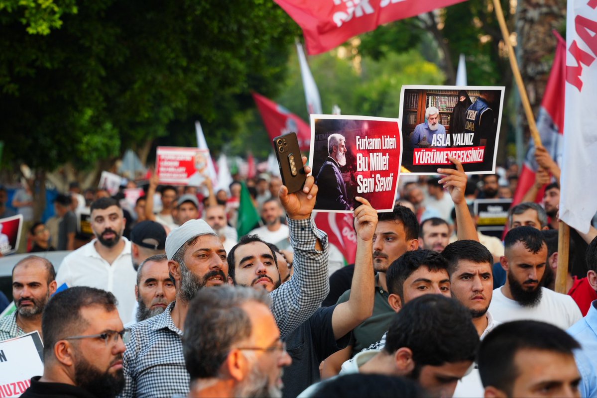 Furkan__susmaz's tweet photo. Zulme Karşı Ayaktayız! 

37 saattir haksız yere gözaltında bulunan Alparslan Kuytul Hocaefendi, eşi ve Furkan Gönüllülerine yapılan zulmü protesto etmek için emniyet önünde basın açıklaması gerçekleştirdik.

Furkan Susmaz
AdanaEmniyetinin PlanıNe
#AdanaEmniyeti