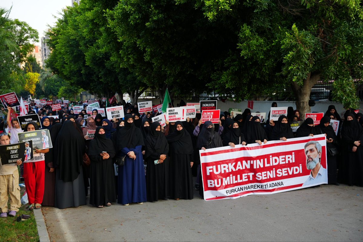 Furkan__susmaz's tweet photo. Zulme Karşı Ayaktayız! 

37 saattir haksız yere gözaltında bulunan Alparslan Kuytul Hocaefendi, eşi ve Furkan Gönüllülerine yapılan zulmü protesto etmek için emniyet önünde basın açıklaması gerçekleştirdik.

Furkan Susmaz
AdanaEmniyetinin PlanıNe
#AdanaEmniyeti