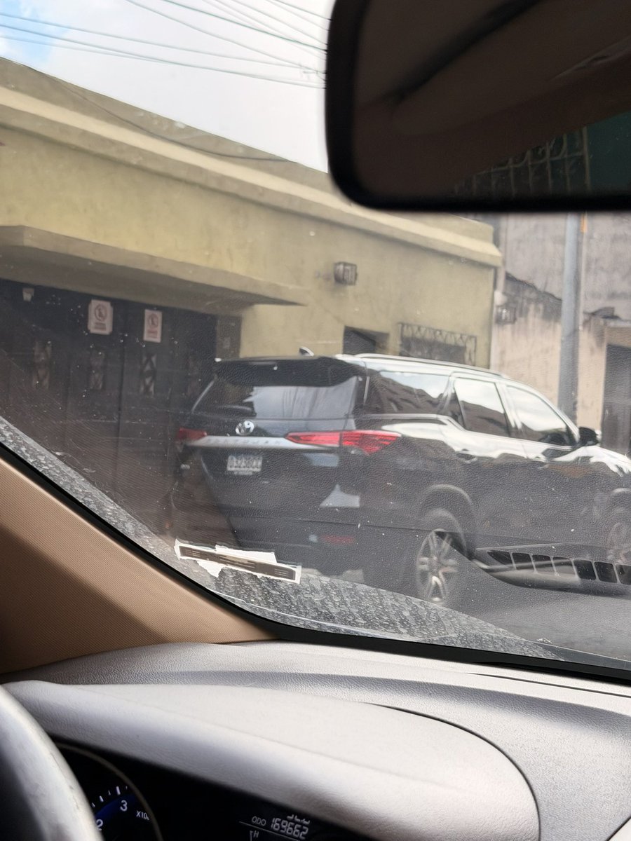 __VaderGT's tweet photo. El carrito de los helados haciendo su recorrido habitual por la zona 5, hace contacto fortuito con un lindo gatito conduciendo un vehículo del Estado, con exceso de guaruras y seguridad policial 
—el gatito se prepara para ir a dejar a sus hijos al colegio.

Aah y todo esto se hace con la gasolina y los impuestos de los guatemaltecos. 

Placas 0-323BCC.