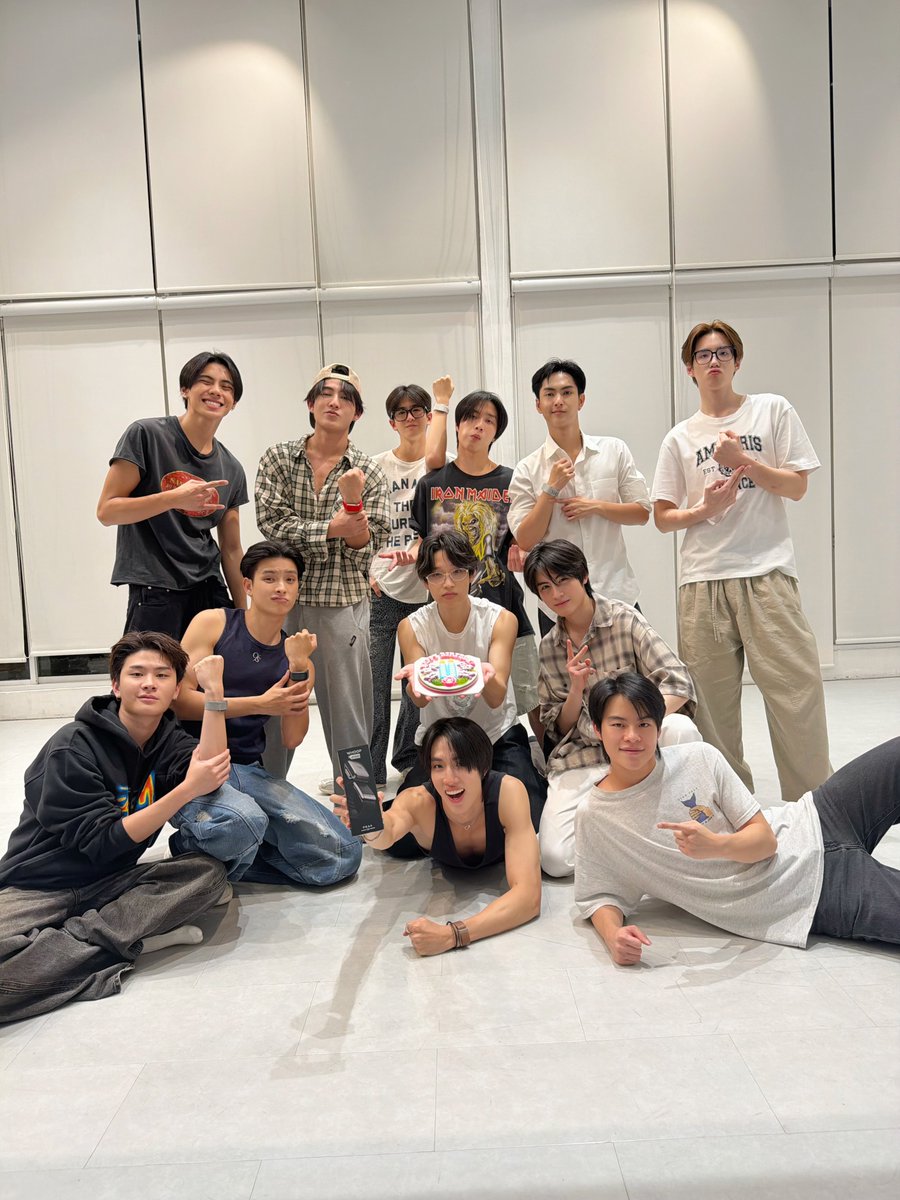 BUS_SONRAY's tweet photo. สุขสันต์วันเกิดนะครับ P’Yong 🎂✨

ขอบคุณสำหรับทุกอย่างที่คอยสนับสนุน และดูแลพวกเรามาเสมอเลยนะครับ 💙

#BUSbecauseofyouishine https://t.co/zHgIz1BdDD
