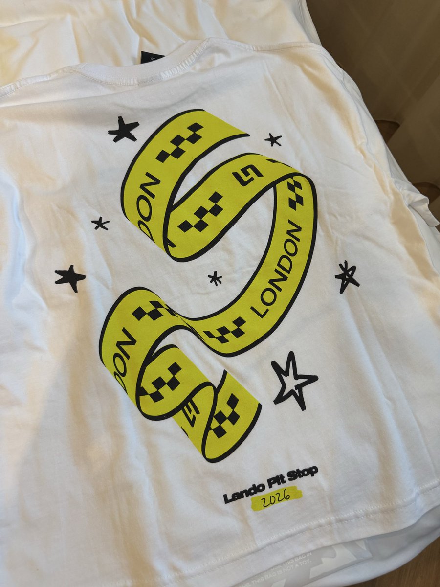 LN4thewin_'s tweet photo. so I went to the @LN4 pop up this morning - I was literally the first group there, and they gave me the london pit stop tee instead of the amsterdam one 😭 like huh https://t.co/KvqC3WOmBx