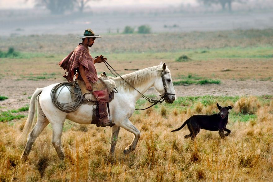 Crispingilroy's tweet photo. Imágenes del chaco paraguayo. Fotos tomadas por Steve McCurry. 1988. https://t.co/lBljLF5IiA