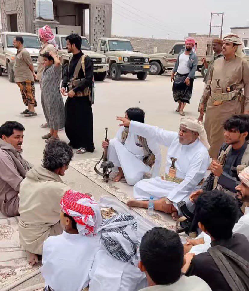 muniralmaweri's tweet photo. 👆👆👆👆
الشيخ علي سالم الحريزي، الرجل الثابت على مواقفه الوطنية، ومن بوابة اليمن الشرقية، ظهر امس من منزله في الغيضة عاصمة محافظة المهرة، ليجدد العهد مع أحرار المهرة وكل أحرار اليمن على مواصلة طريق النضال دفاعًا عن الأرض والسيادة والقرار الوطني.
رسالة واضحة بأن التمسك بالسيادة اليمنية ليس موقفًا عابرًا، وأن قضية استقلال القرار الوطني وحماية الأراضي والمياه والأجواء اليمنية تظل أولوية لا تنازل عنها.
من المهرة، تتجدد الدعوة إلى توحيد الصف اليمني، ورفض أي وجود أو وصاية خارجية، والعمل من أجل يمنٍ مستقل، موحد، مصان السيادة، يمتلك قراره ويحمي حدوده وثرواته ومقدراته.
المهرة بوابة اليمن الشرقية، والسيادة اليمنية فوق كل اعتبار. 🇾🇪