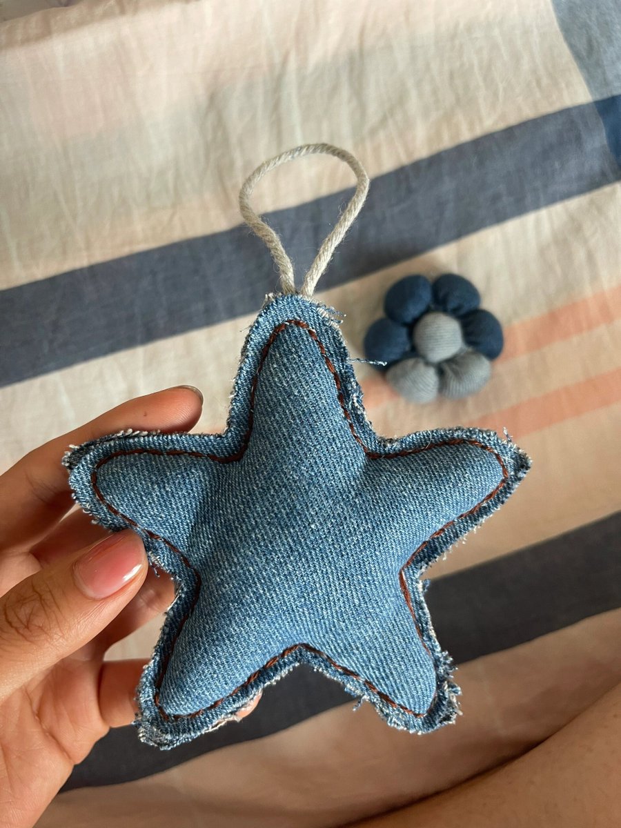 leofran01512832's tweet photo. Made this cute fabric keychain with my old jeans this weekend! Quick, eco-friendly DIY that’s perfect for small gifts , https://t.co/V0QleF5pjM