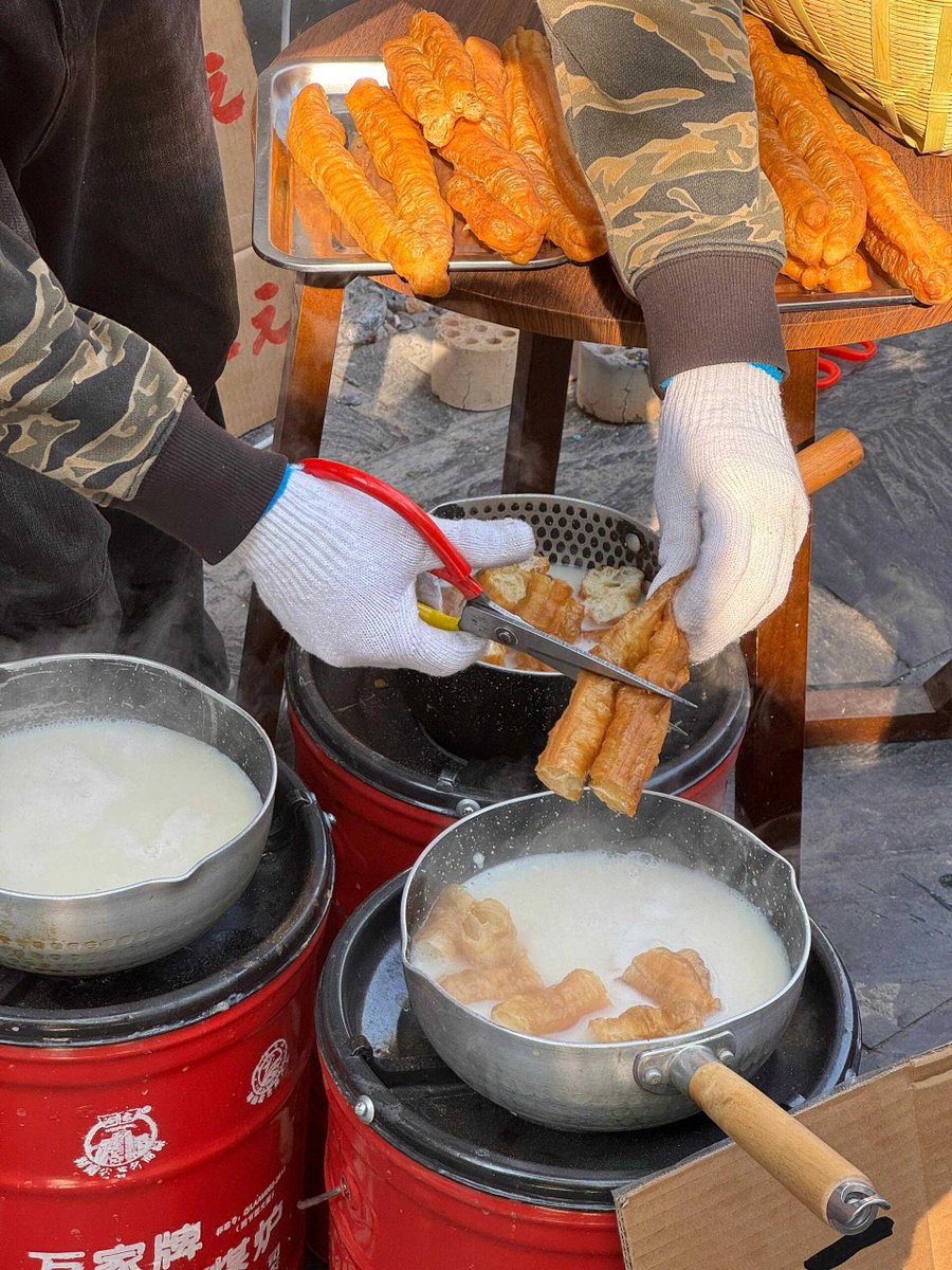 cocoabuttertear's tweet photo. Crunchy Chinese fried dough sticks dipped in warm soy milk, the perfect early morning street snack to fuel your day! https://t.co/jVgLfkm68m