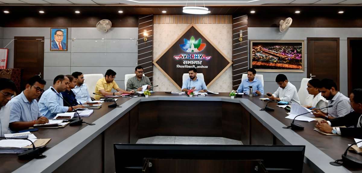 dmayodhya's tweet photo. राजस्व कार्यों की समीक्षा करते हुए लंबित वादों के त्वरित एवं गुणवत्तापूर्ण निस्तारण के निर्देश संबंधित राजस्व अधिकारियों को दिए गए। साथ ही, वादों के निस्तारण में समयबद्धता एवं पारदर्शिता सुनिश्चित करने पर विशेष जोर दिया गया।
@CMOfficeUP @UPGovt @InfoDeptUP https://t.co/2LouV7rr14