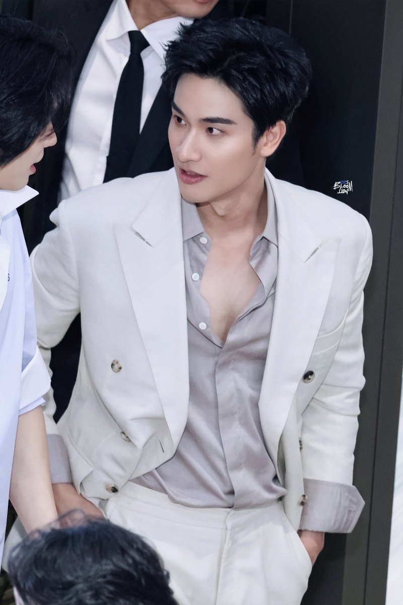 bloomlion's tweet photo. ไม่รู้อะไรดื้อกว่ากันระหว่างเสื้อกับกระดุม

TAY FRIEND OF AUDEMARS PIGUET

#AudemarsPiguetXTayTawan
#AudemarsPiguet
#Tawan_V @Tawan_V https://t.co/rGdA59Fiuz