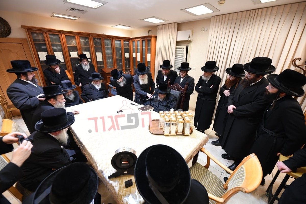 moshepargod's tweet photo. הפרגוד: תקנה היסטורית לכלל חסידי בעלזא ובפרט לנשות החסידות בעת הדלקת נרות שבת: בהוראת מרן האדמו"ר מבעלזא בכינוס שנערך אמש בביתו, התקבלה ההוראה בחסידות להוסיף בכל שבת ויום טוב בעת הדלקת הנרות נר נוסף לנ��מות ישראל התועים, שיזכו בקרוב לחזור לצור מחצבתם בדרך היידישקייט. בתמונה: הכינוס אתמול בבית האדמו"ר צילום: אנשיל בעק