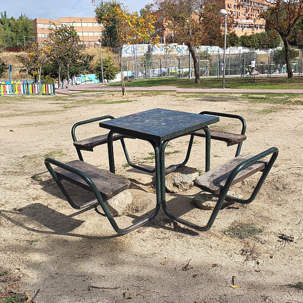 dfernandez1975's tweet photo. El Ayuntamiento de @MADRID utiliza esta 'atractiva' foto para recordar que tiene 2.600 mesas públicas por toda la capital. Felicidades al equipo de comunicación. Dan ganas de sentarse. @giraldeo @MasMadridCiudad https://t.co/GU6V3kl0I0