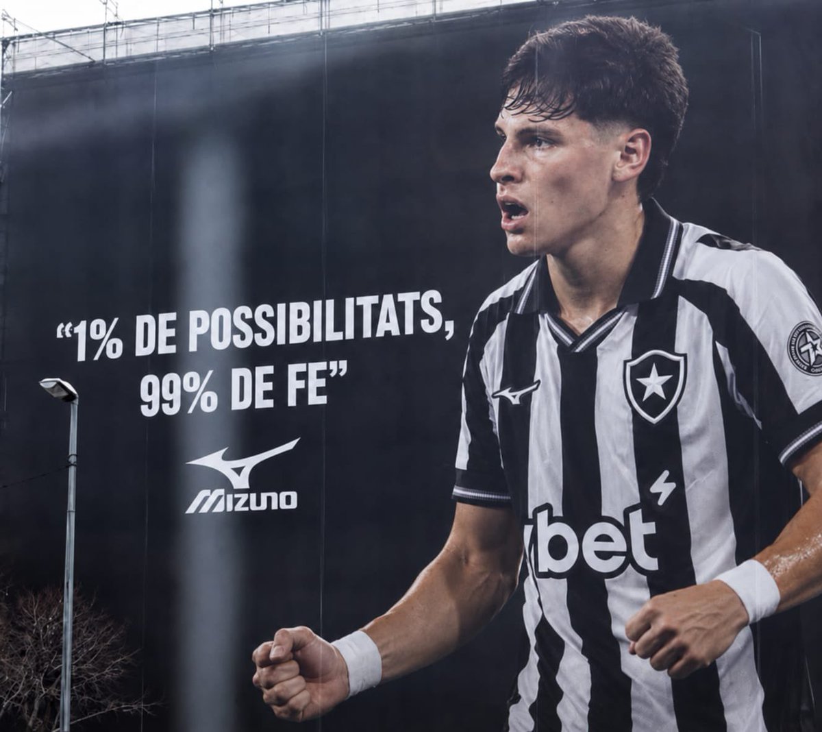 botafogomemes's tweet photo. era impossível perder em 23 
era impossível ganhar em 24 
principalmente com um a menos uma final inteira… impossível 
ganhar do psg em 25 era impossível 

tem quem duvide. https://t.co/z6FAAvh6XW