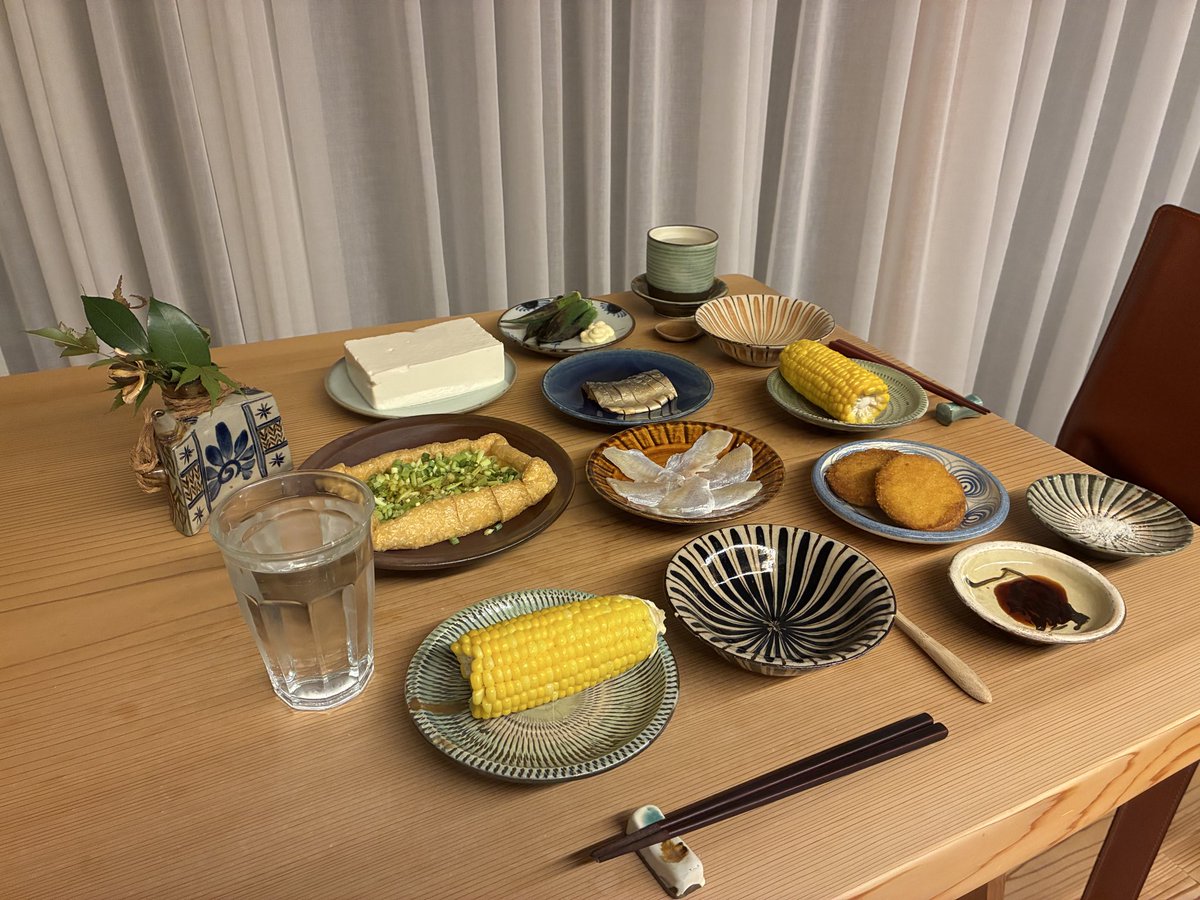 ryoribant's tweet photo. 安曇川のトウモロコシを蒸して、若狭のお土産の、小鯛ささ漬とタイカツとへしこと絹ごし豆腐と油揚げとオクラで宴。#安曇川町 #小浜市 https://t.co/3mZLMO5sTU