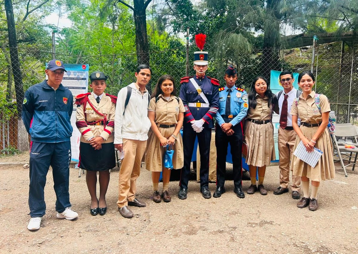 UNPH_EP's tweet photo. (ANAPO) participa en feria de orientación vocacional en Tegucigalpa entre las actividades realizadas destacaron la entrega de trifolios informativos, la exhibición de las diferentes indumentarias utilizadas durante el proceso de formación la paz, la paz, 20 de agosto 2026. https://t.co/Pf2bOqck5q