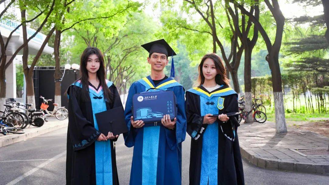 msalexis11's tweet photo. Graduation wrap: 4 years, countless late-night study sessions, laughter with the best crew, and a ticket to whatever’s next. Proud of us! ， https://t.co/YvdaySCHNr