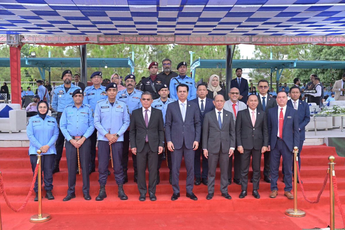 jamyawan55's tweet photo. Malaysian Minister Saifuddin Nasution bin Ismail visited the Islamabad Police Lines Headquarters, accompanied by Minister of State Talal Chaudhry. A grand parade was held at the Islamabad Police Lines in honor of the Malaysian Minister. A special contingent of the Islamabad Polic https://t.co/pbRKyj9lK2