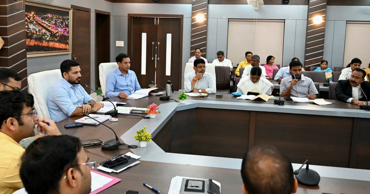 dmayodhya's tweet photo. राजस्व कार्यों की समीक्षा करते हुए लंबित वादों के त्वरित एवं गुणवत्तापूर्ण निस्तारण के निर्देश संबंधित राजस्व अधिकारियों को दिए गए। साथ ही, वादों के निस्तारण में समयबद्धता एवं पारदर्शिता सुनिश्चित करने पर विशेष जोर दिया गया।
@CMOfficeUP @UPGovt @InfoDeptUP https://t.co/2LouV7rr14