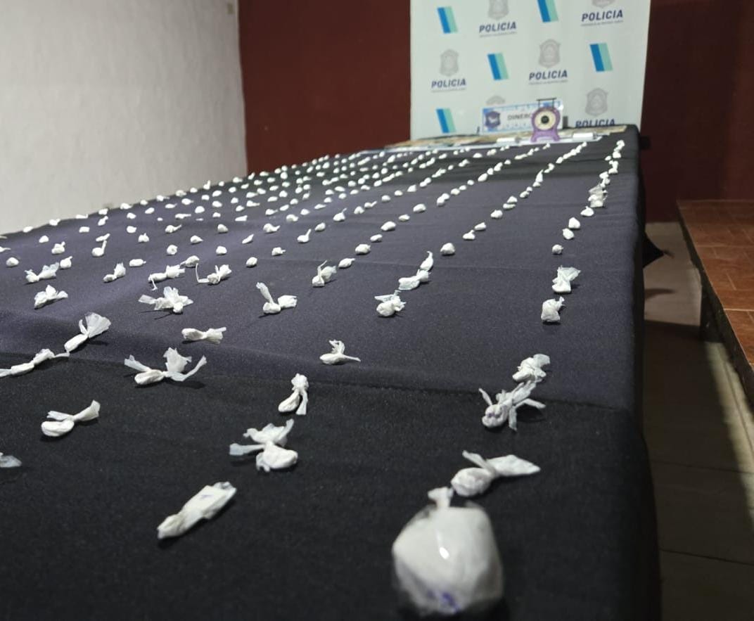 clikear's tweet photo. Desarticularon una banda dedicada al narcomenudeo tras cinco allanamientos en Ing. Pablo Nogués
El operativo permitió secuestrar más de 400 gramos de cocaína y más de 2 kilos de marihuana. Cuatro personas fueron aprehendidas y una quinta quedó imputada. @luisvivona https://t.co/qV34C36fQN