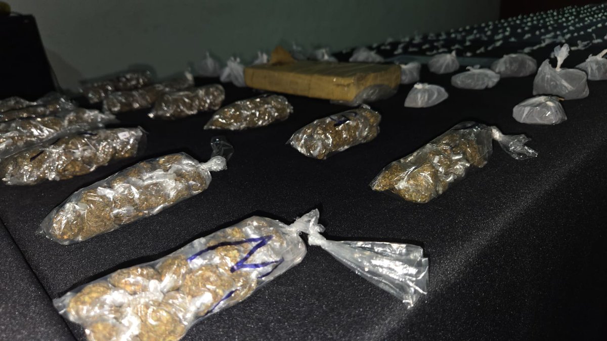 clikear's tweet photo. Desarticularon una banda dedicada al narcomenudeo tras cinco allanamientos en Ing. Pablo Nogués
El operativo permitió secuestrar más de 400 gramos de cocaína y más de 2 kilos de marihuana. Cuatro personas fueron aprehendidas y una quinta quedó imputada. @luisvivona https://t.co/qV34C36fQN
