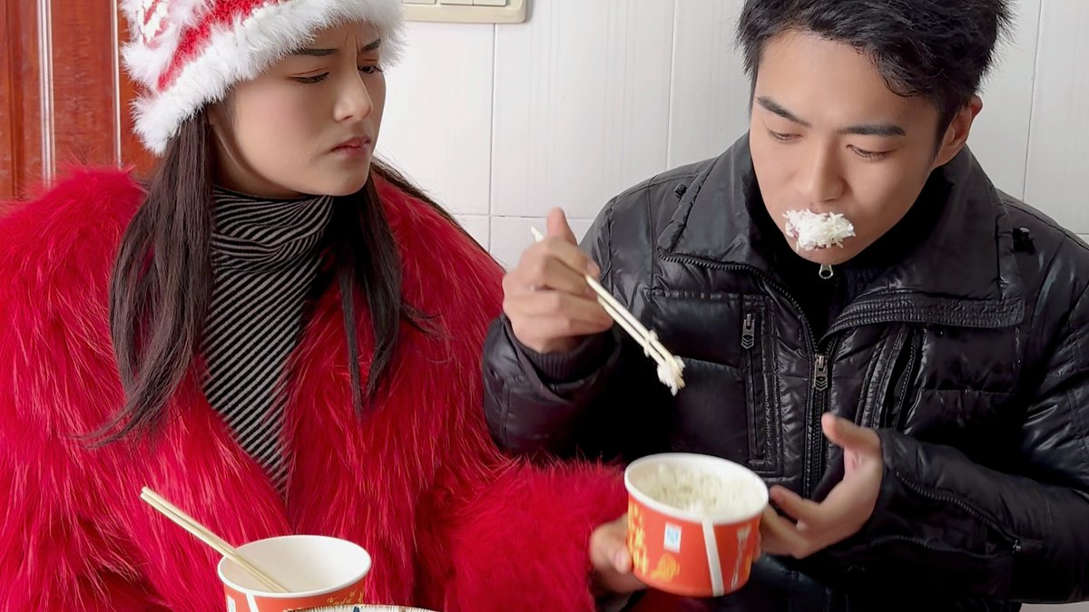 allusuboddh2's tweet photo. Just finished cooking burnt noodles and my bf still ate every bite while holding my hand  Love this messy little moment we got going on. https://t.co/KUiuFQiexd