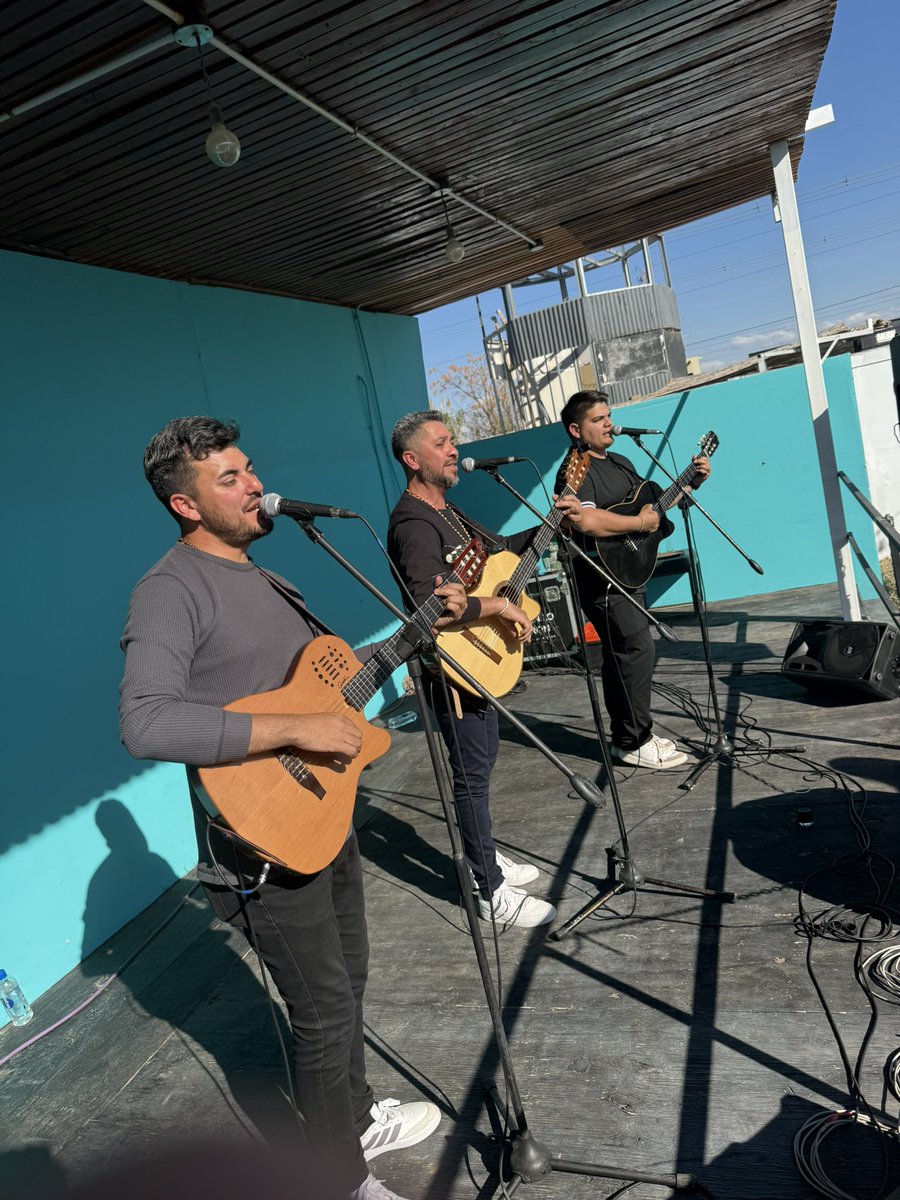 3paracuyo's tweet photo. Una hermosa tarde de domingo en La Peña del Il Pilonte 🎶✨

Compartimos nuestra música, rodeados de amigos, familias y mucho folclore. ❤️🇦🇷

Gracias por la invitación y por permitirnos ser parte de esta hermosa jornada.

Tres Para Cuyo 🎵 https://t.co/1hKQId3WuA
