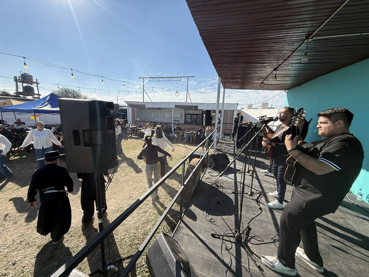 3paracuyo's tweet photo. Una hermosa tarde de domingo en La Peña del Il Pilonte 🎶✨

Compartimos nuestra música, rodeados de amigos, familias y mucho folclore. ❤️🇦🇷

Gracias por la invitación y por permitirnos ser parte de esta hermosa jornada.

Tres Para Cuyo 🎵 https://t.co/1hKQId3WuA