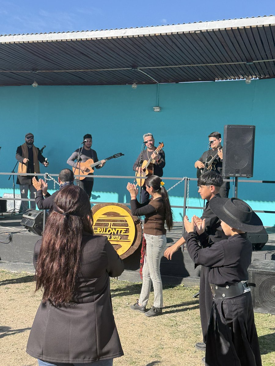 3paracuyo's tweet photo. Una hermosa tarde de domingo en La Peña del Il Pilonte 🎶✨

Compartimos nuestra música, rodeados de amigos, familias y mucho folclore. ❤️🇦🇷

Gracias por la invitación y por permitirnos ser parte de esta hermosa jornada.

Tres Para Cuyo 🎵 https://t.co/1hKQId3WuA