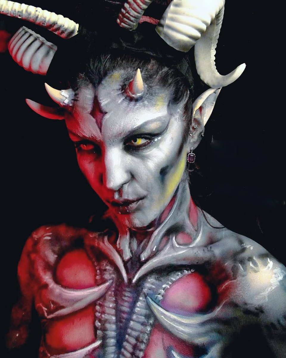 bigtimebigtrowf's tweet photo. 🌑 GARGOYLE 🌑

Always have the most fun turning into something truly terrifying!

I took a lot of inspiration from the artwork of  , who creates the character art for World of Warcraft.

As well as a wicked chest piece designed by
🖤🖤🖤

Hope you all ha... https://t.co/GxBL7FKwq6
