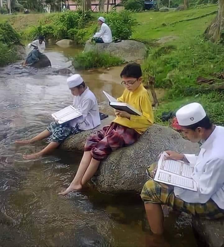 freemonotheist's tweet photo. Children memorising the Qur'an early in the morning in Indonesia