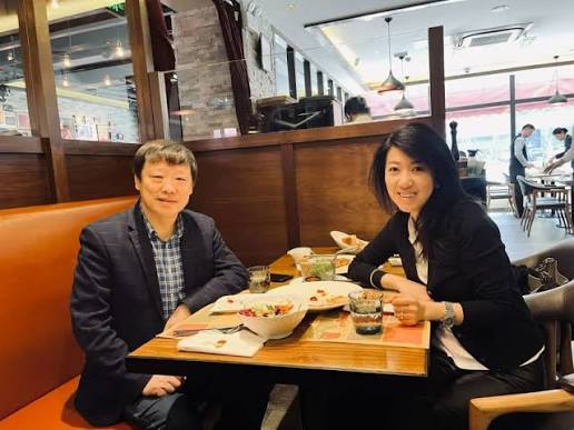 CaoChangqing's tweet photo. 美国保守派博主伯尼.约翰逊刚发出最新消息：与涉嫌为中国间谍的方芳有性关系的美国前联邦众议员埃里克·斯沃韦尔，今天在飞机场被美国联邦调查局人员没收了电子设备（手机和手提电脑）。上个星期天，FBI获得法庭授权，搜查了斯沃韦尔的华盛顿DC住处。

最新FBI曝光文件显示，斯沃韦尔承认和方芳有过多次“肉体关系”。他当时是美国众议院情报委员会的成员，有多少情报通过“床第关系”泄露出去？

方芳在要被美国警方调查之际逃回了中国。美国FBI文件说，方芳的父母都是中国国安部人员，方芳本人与中国情报机构有关。

方芳最新一次公开露面是和北京《环球时报》前主编胡锡进一起餐叙（右图）。

看来，这个前一段还要竞选加州州长的民主党宠儿斯沃韦尔的好日子不长了。法网恢恢！