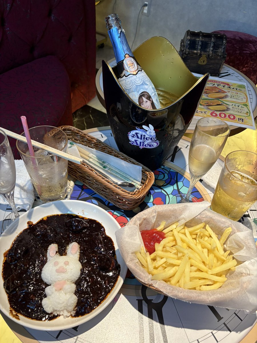 Unknownka_R's tweet photo. 秋葉原のコンカフェにタクシーで移動
こちらも久しぶり！急遽レッスン後にリクエスト出勤ありがとう！誕生日おめでとう！！ https://t.co/0QAPIjKb5R