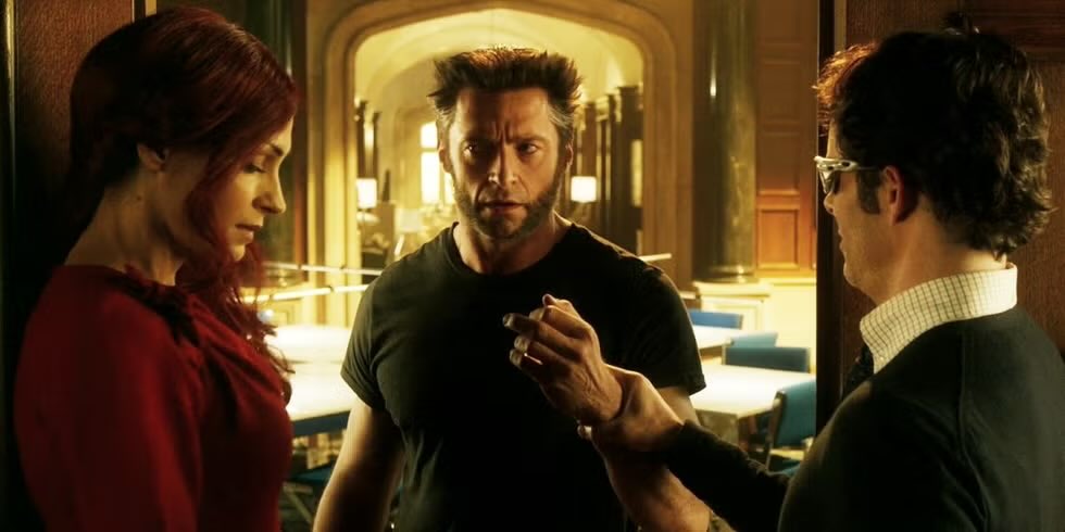veng_de's tweet photo. Logan n’est pas canon avec  la fin de DOFP, c’est une autre continuité. Le film Logan se déroule en 2029 et précise qu’aucun nouveau mutant n’est né depuis 25 ans. Or, à la fin de DOFP, qui se déroule en 2023, on voit bien que l’école de Xavier accueille encore de jeunes mutants. https://t.co/r1HxqHsK50