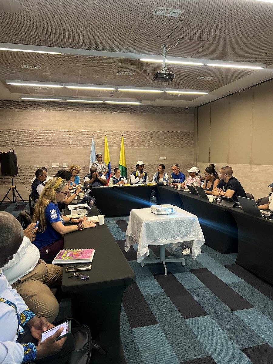 Paola_Dharo's tweet photo. 📍#RutaPacífico | Estamos hoy en Buenaventura junto a @DefensoriaCol, @eACNUR, @UNICEF y la alcaldesa @LigiadelcarmenC, recorriendo las zonas más afectadas por el terremoto. También nos reunimos con rectores para conocer de primera mano la situación de las instituciones educativas y las necesidades para su recuperación.