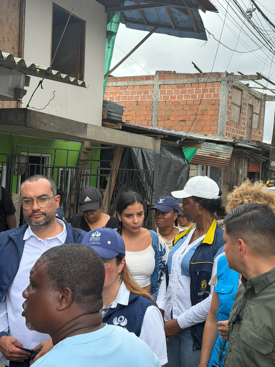 Paola_Dharo's tweet photo. 📍#RutaPacífico | Estamos hoy en Buenaventura junto a @DefensoriaCol, @eACNUR, @UNICEF y la alcaldesa @LigiadelcarmenC, recorriendo las zonas más afectadas por el terremoto. También nos reunimos con rectores para conocer de primera mano la situación de las instituciones educativas y las necesidades para su recuperación.