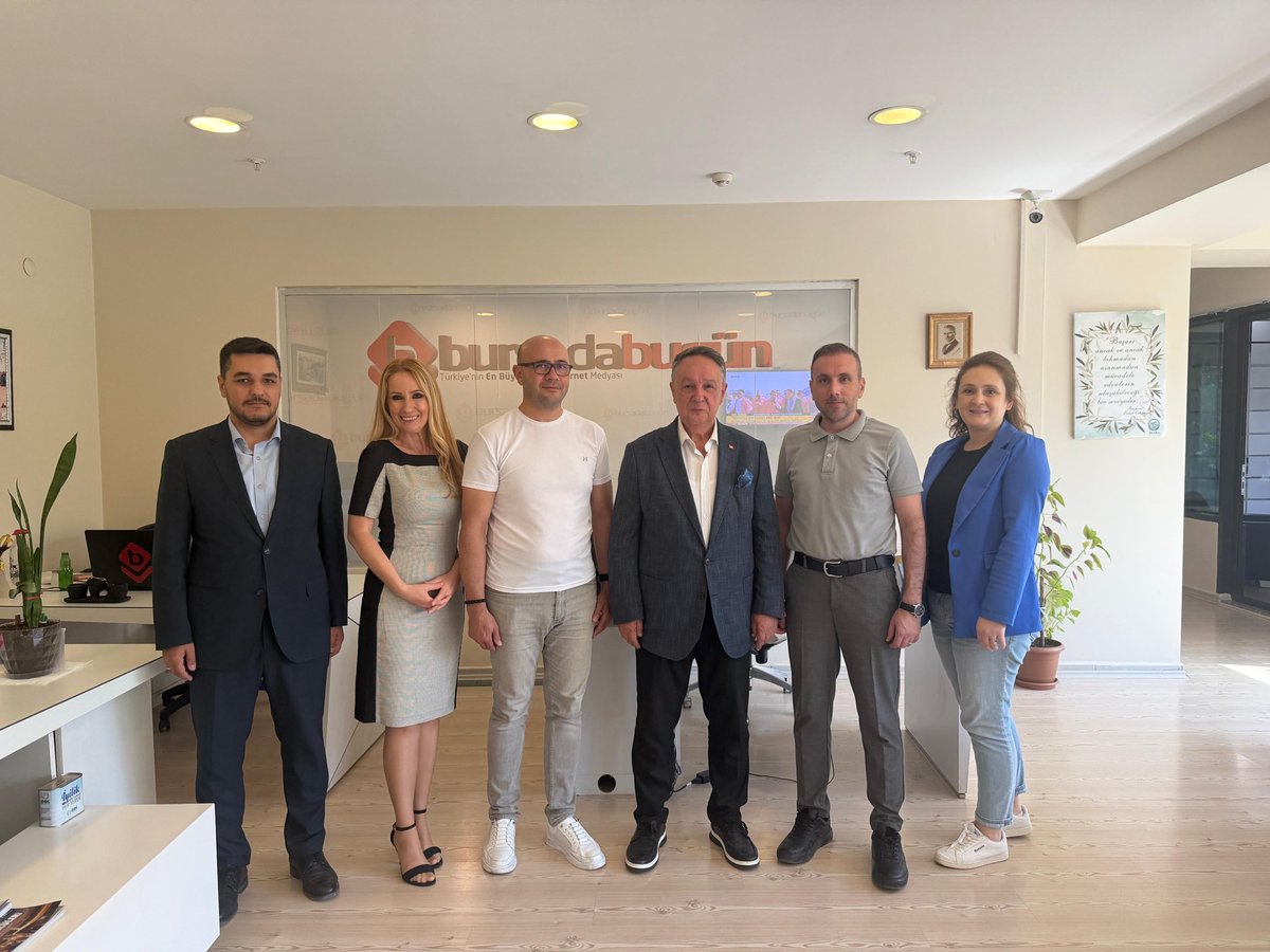AlfatlEkrem's tweet photo. Bursa’da Bugün Gazetesi Genel Yayın Koordinatörü Sayın Hasan Yalçın ve kıymetli ekibini ziyaret ettik.

Ziyaretimizde Bursa’mızın gündemine, yerel basının önemine ve güncel gelişmelere ilişkin değerlendirme ve istişarelerde bulunduk.

Nazik ev sahiplikleri ve samimi sohbetleri dolayısıyla Sayın Hasan Yalçın’a ve Bursa’da Bugün ailesine teşekkür ediyor, çalışmalarında başarılar diliyorum.