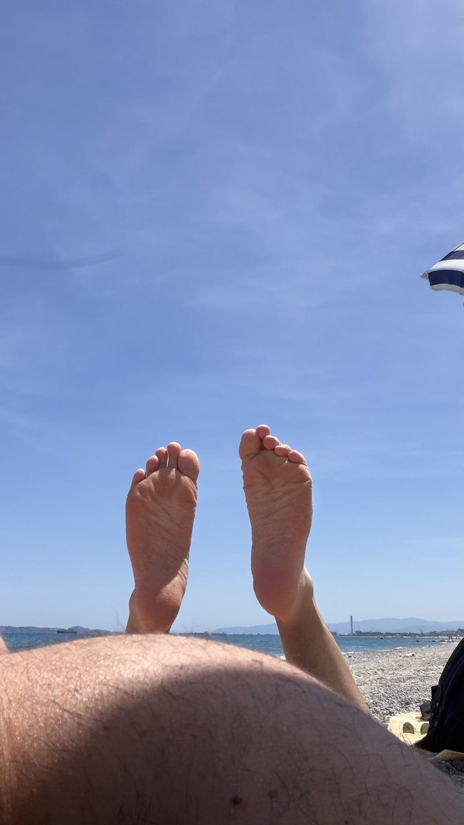 lorycelv's tweet photo. mentre il vostro padrone si rilassa, voi dovete lavorare per poterlo viziare il più possibile 😴🤑

#cashmaster #moneyslave 
#findom #malefeet #paypig #alpha
#footfetish #footslave https://t.co/za1wgNVOHt