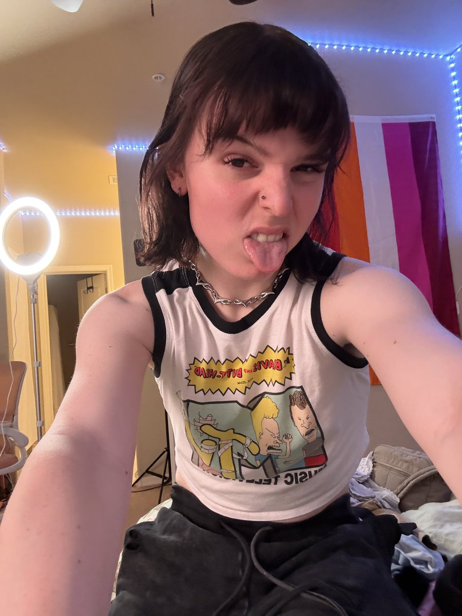 charloofers's tweet photo. no makeup charlotte 🤯 https://t.co/Wz2RBKkYSn