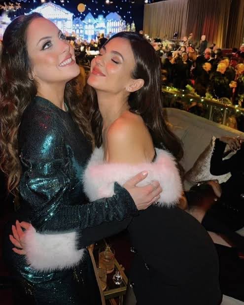 shawnzine's tweet photo. se falam, se seguem, interagem e inclusive a liz gillies já defendeu a victoria justice em TRÊS entrevistas e disse que AMA ela e a galera ainda insiste em dizer que a vic é odiada e excluída pelo elenco sendo que todos eles amam ela. https://t.co/ucX6fqCxPp
