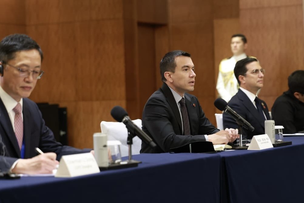 AndreaPasmay's tweet photo. #ATENCIÓN| #Ecuador reafirma su apertura a la inversión y su compromiso de construir nuevas alianzas que impulsen el desarrollo, la generación de empleo y una relación económica cada vez más sólida con la República Popular #China. 🇪🇨🤝🇨🇳 https://t.co/WLjW0OUFO7