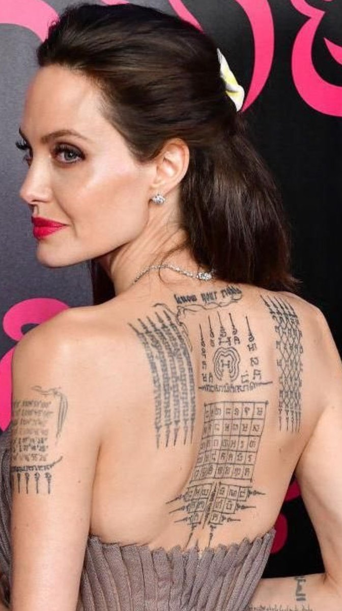 Stanley45438379's tweet photo. Angelina Jolie’s back tattoos looks amazing 👏 🤩 https://t.co/tBnjgWDPYt